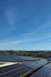 Imagem ilustra painéis solares fotovoltaicos na zona do Fundão